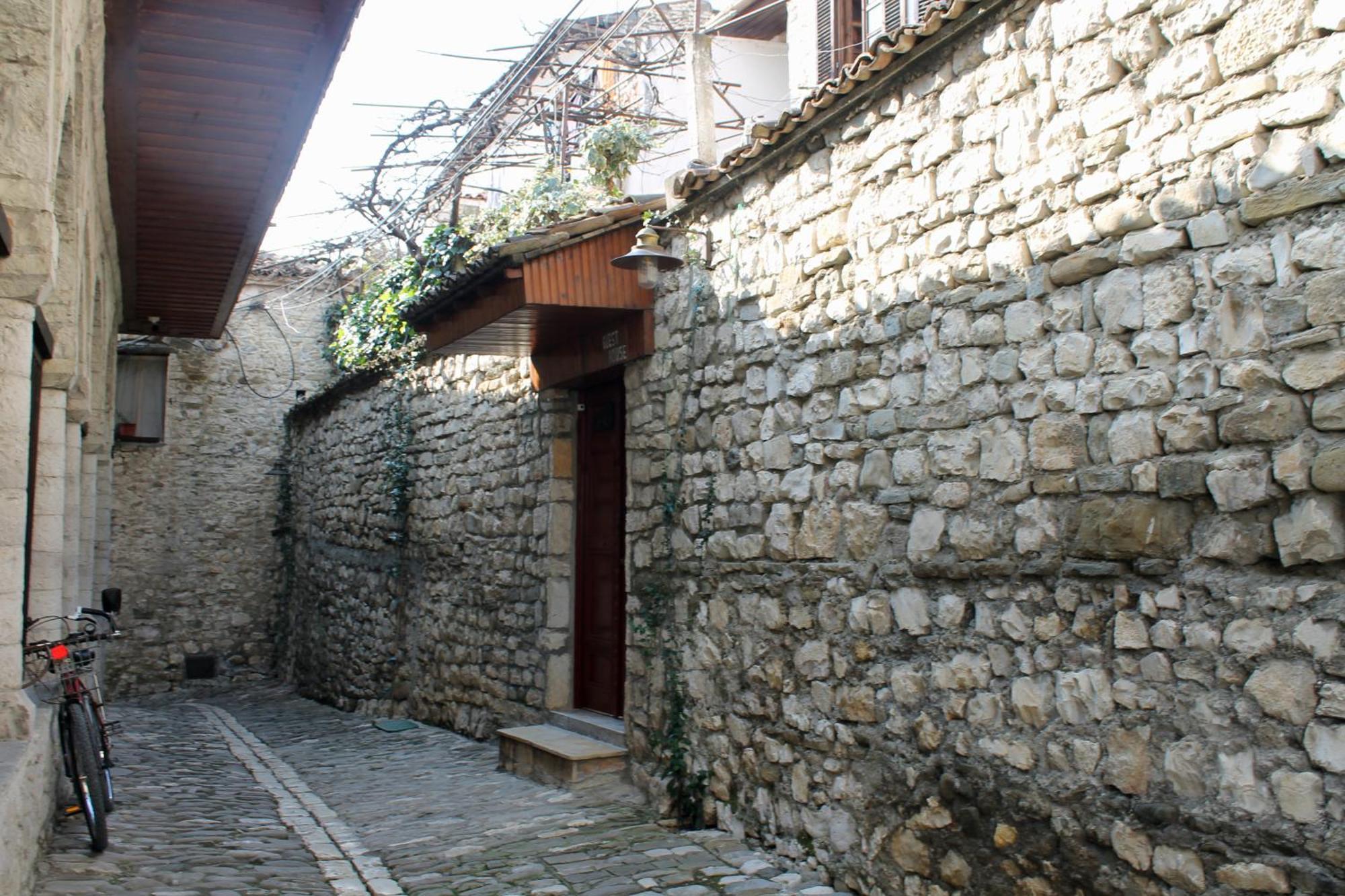 Tomor Shehu Guest House Берат Экстерьер фото